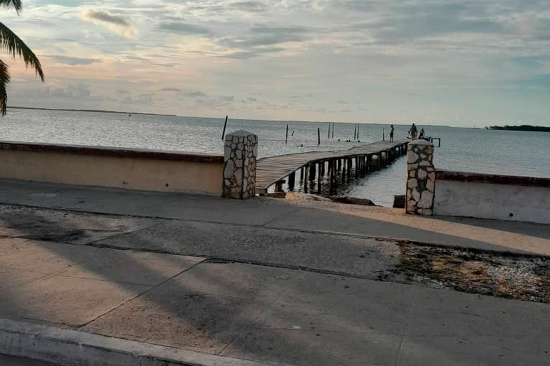 Malecón de Isabela de Sagua, en Villa Clara, Cuba.