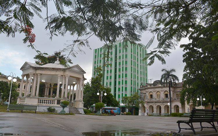Parque Vidal y hotel Santa Clara Libre.