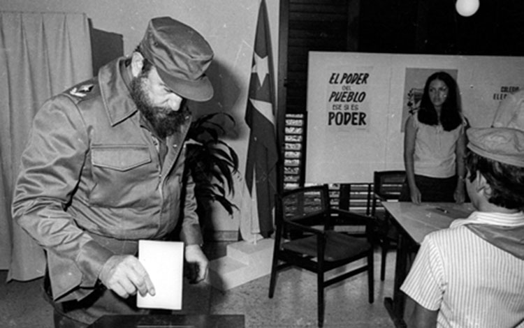Fidel ejerciendo su derecho al voto en unas elecciones del Poder Popular.