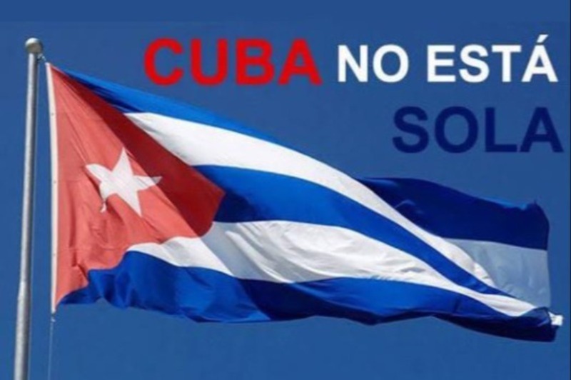 Bandera cubana y cartel de Cuba no está sola.