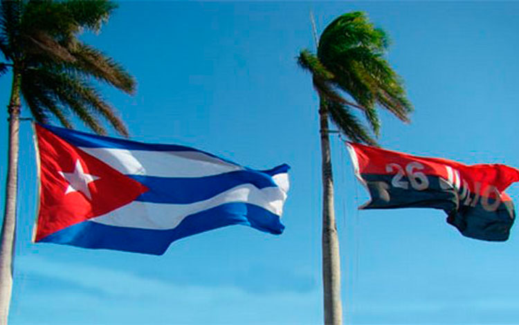 Banderas cubana y del 26 de Julio
