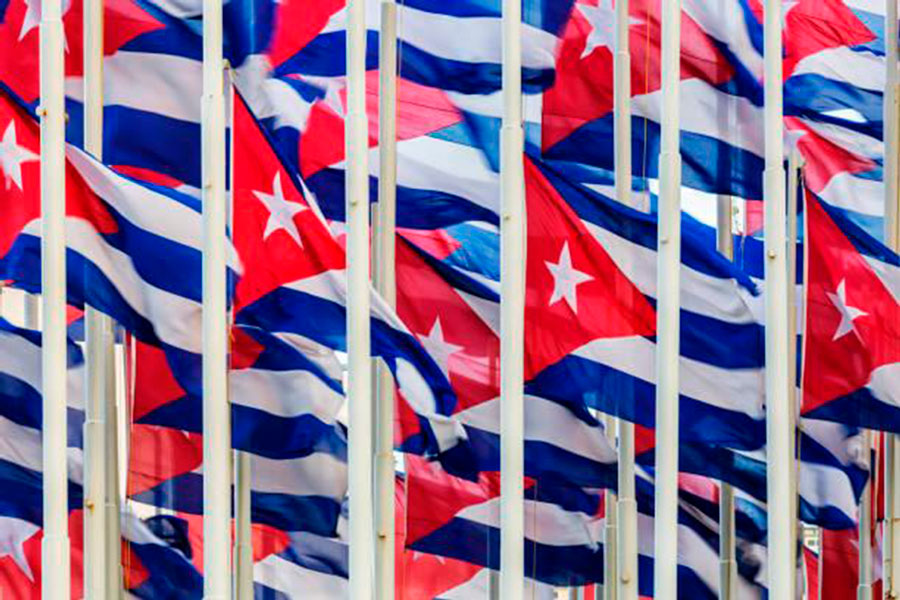 Conjunto de banderas cubanas en sus astas, en la Tribuna Antimperialista.