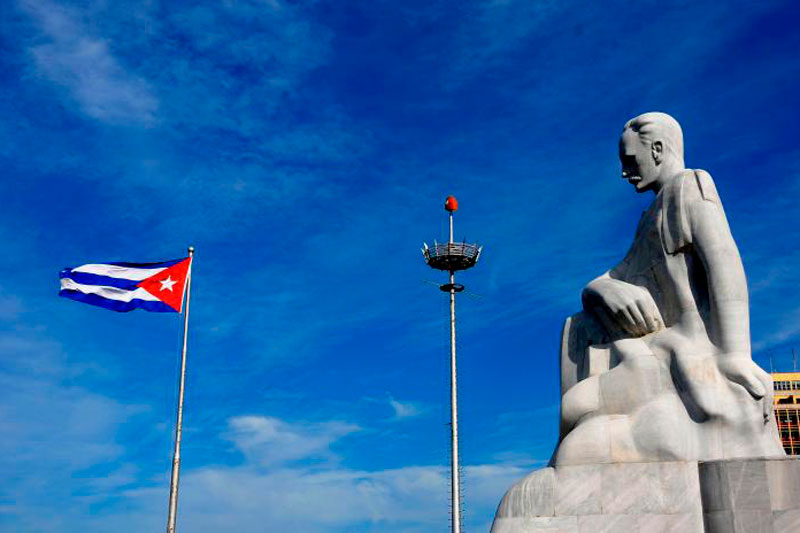 Escultura de José Martí y bandera cubana en la Plaza de la Revolución.