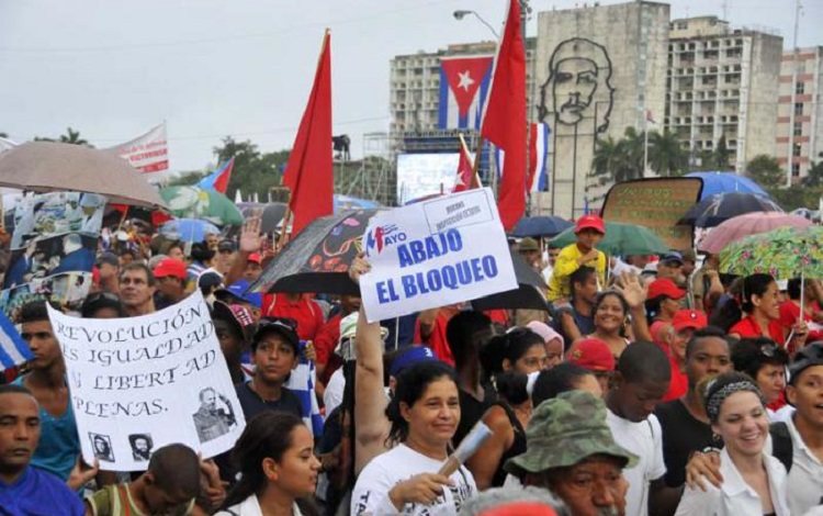 Desfile contra el bloqueo a Cuba