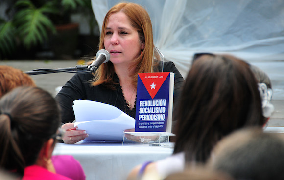 Rosa Miriam Elizalde, presentación del Libro de Garcí­a Luis.