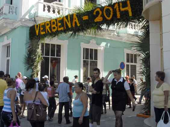 Verbena de la calle Gloria, en Santa Clara, Cuba.