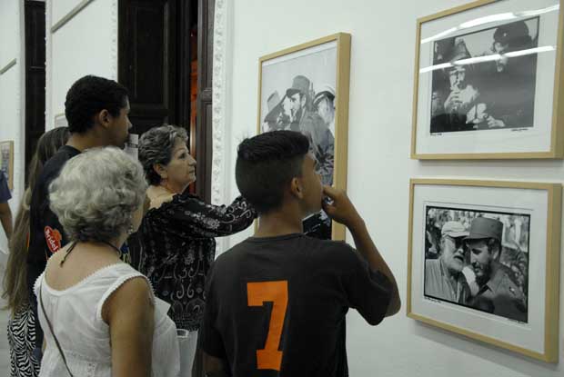 Público de Santa Clara en inauguración de exposición fotográfica Miradas reveladoras.