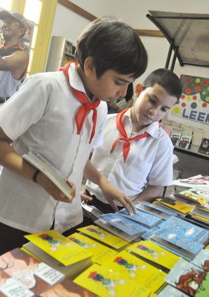 Niños en Feria del Libro.