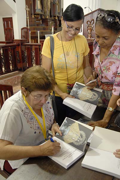 Olga Portuondo con lectores de Santa Clara.