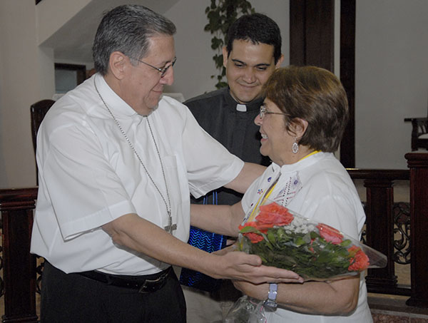 El monseñor Arturo González Amador reconoció a Olga Portuondo.