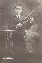 Alejandro Garcí­a Caturla tocando violí­n.