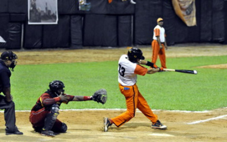 Ariel Pestano batea jonrón decisivo en la final de Villa Clara contra Matanzas, en la serie nacional de béisbol 2012-2013.