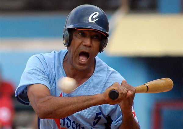 Antonio Muñoz en juego de veteranos del béisbol cubano.