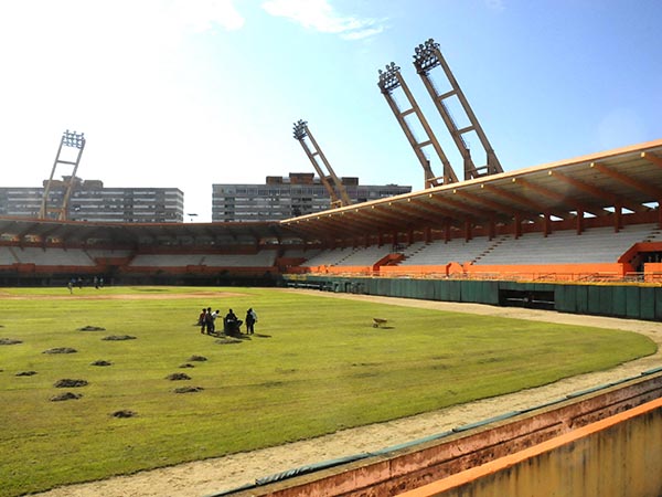 Labores de mantenimiento en el estadio Sandino.