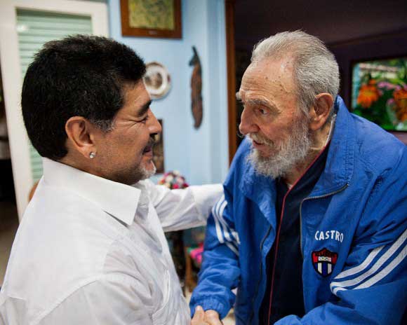 fidel-castro-ruz-y-diego-armando-maradona-en-2013