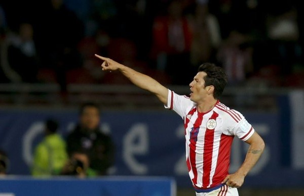 Haedo Valdez celebra el empate de Paraguay contra Argentina.