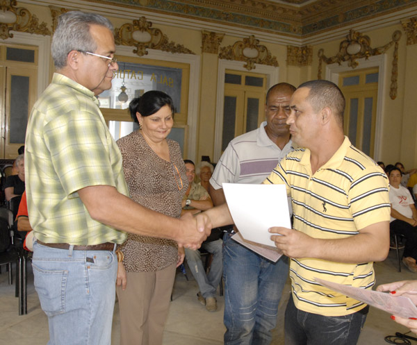 Reconocimiento de la UJC a dirigentes de Educación en Villa Clara.