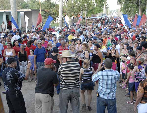 Azucareros del central Panchito Gómez Toro celebran cumplimiento de la zafra.