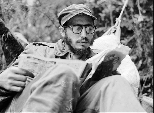 Fidel Castro leyendo en la Sierra, 1957.