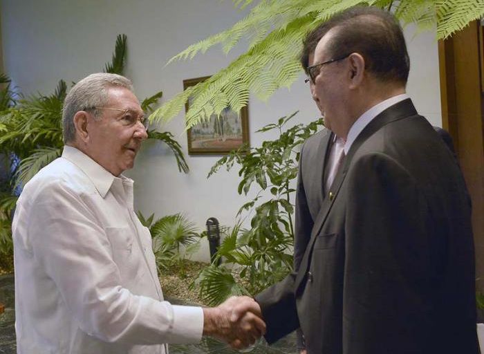 Raúl Castro y Ri Su Yong.