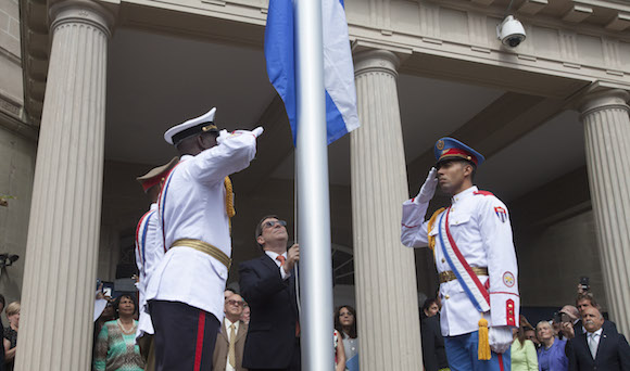 Izaje de la bandera en la embajada de Cuba en EE.UU.