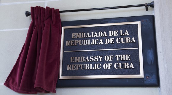 Placa identificativa de la embajada de Cuba en Estados Unidos.