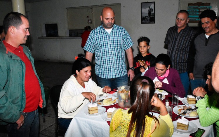 El miembro del Buró Provincial Osnay Miguel Colina, departe con féminas que hacen zafra. (Foto: Carlos Rodríguez) El miembro del Buró Provincial Osnay Miguel Colina, departe con féminas que hacen zafra. (Foto: Carlos Rodríguez)