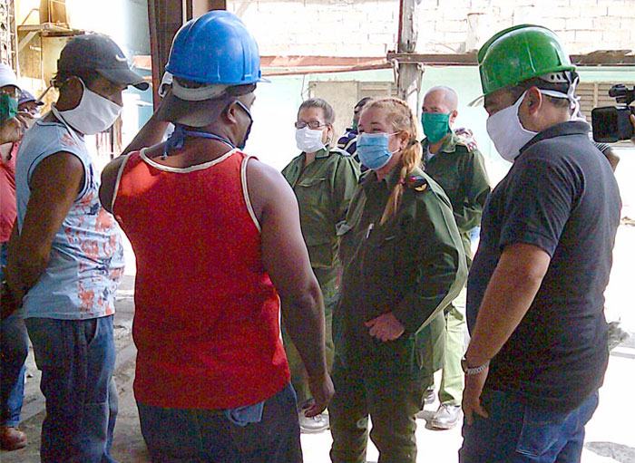 Presidenta del Consejo de Defensa Provincial de Villa Clara, Yudí­ Rodrí­guez Hernández, dialoga con trabajadores azucareros del central Héctor Rodrí­guez.