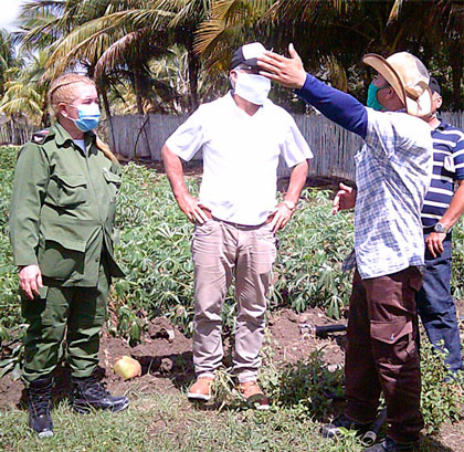 Presidenta del Consejo de Defensa Provincial de Villa Clara, Yudí­ Rodrí­guez Hernández, visita finca La Loma, en Sagua la Grande.