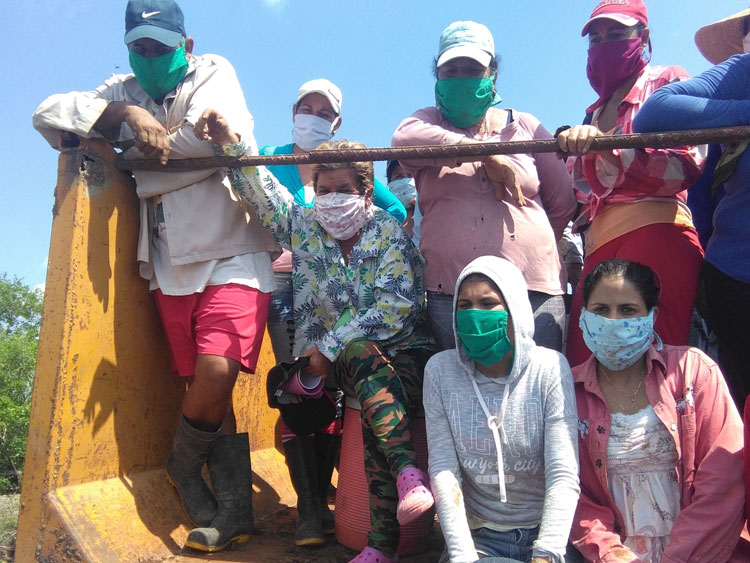 Vecinos de la comunidad Dos Amigos realizan trabajo voluntario en la agricultura. 
