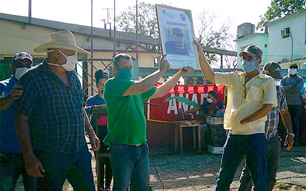 Reconocimiento al colectivo laboral del ingenio Panchito Gómez Toro por cumplir su plan de producción de azúcar.