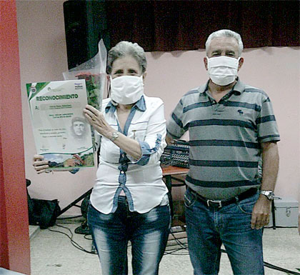 Reconocimiento a la jefa del laboratorio químico del central Héctor Rodríguez, de Sagua la Grande. Reconocimiento a la jefa del laboratorio químico del central Héctor Rodríguez, de Sagua la Grande.