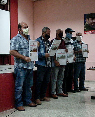 Los directivos CPA Bernardo Díaz (Cifuentes), Augusto César Sandino (Placetas) y Julio Casales (Quemado de Gí¼ines), junto a las UBPC Carlos Manuel de Céspedes (Ranchuelo), La Piedra (Corralillo), Juan Verdecia (Camajuaní), 13 de Octubre y Bernardo Cuevas (Quemado de Gí¼ines), así como la unidad de atención a productores Heriberto Duquesne, en Remedios, fueron reconocidos durante el balance. (Foto: Luis Machado Ordetx). Los directivos CPA Bernardo Díaz (Cifuentes), Augusto César Sandino (Placetas) y Julio Casales (Quemado de Gí¼ines), junto a las UBPC Carlos Manuel de Céspedes (Ranchuelo), La Piedra (Corralillo), Juan Verdecia (Camajuaní), 13 de Octubre y Bernardo Cuevas (Quemado de Gí¼ines), así como la unidad de atención a productores Heriberto Duquesne, en Remedios, fueron reconocidos durante el balance. (Foto: Luis Machado Ordetx).