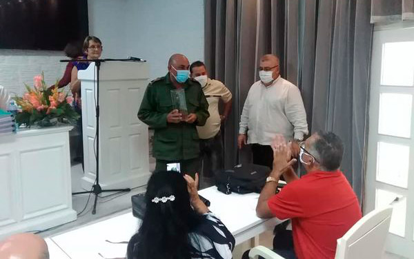 Reconocimiento a Héctor Torna, por sus seis años como delegado de la Agricultura en Villa Clara. Reconocimiento a Héctor Torna, por sus seis años como delegado de la Agricultura en Villa Clara.