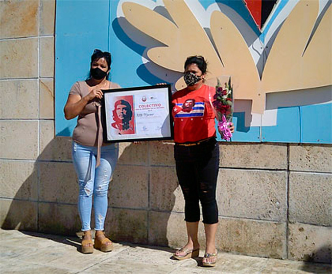 Neldys Romero Olivera, a la derecha, recibió el diploma que acredita al colectivo como el primero de la provincia en cumplir el plan anual de producción. (Foto: Luis Machado Ordetx). Neldys Romero Olivera, a la derecha, recibió el diploma que acredita al colectivo como el primero de la provincia en cumplir el plan anual de producción. (Foto: Luis Machado Ordetx).