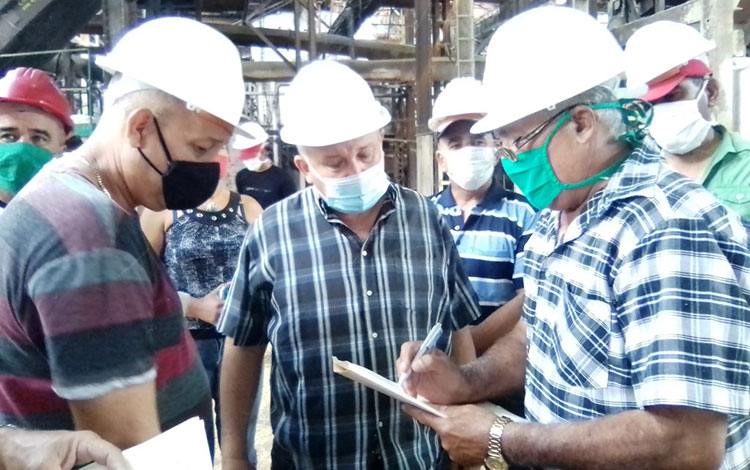 El vice primer ministro Jorge Luis Tapia visita el central José María Pérez, en Camajuaní, Villa Clara.