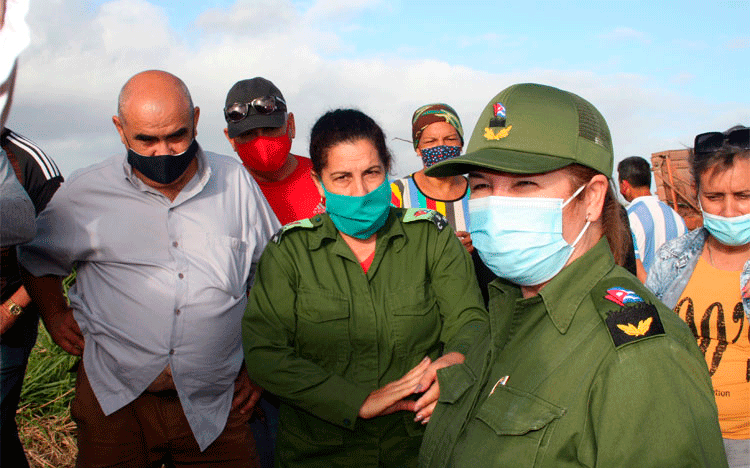 En la zafra hay que «sostener la batalla desde Villa clara y por Cuba », dijo Rodríguez Hernández, miembro del Comité Central del Partido. (Foto Luis Machado Ordetx) En la zafra hay que «sostener la batalla desde Villa clara y por Cuba », dijo Rodríguez Hernández, miembro del Comité Central del Partido. (Foto Luis Machado Ordetx)
