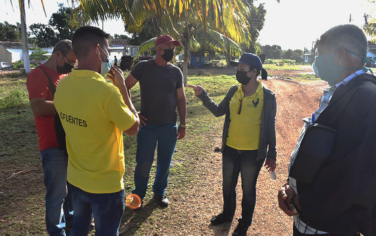 La vicegobernadora de Villa Clara, Milaxy Sánchez, dialoga con autoridades gubernamentales de Cifuentes y del Consejo Popular Unidad Proletaria. La vicegobernadora de Villa Clara, Milaxy Sánchez, dialoga con autoridades gubernamentales de Cifuentes y del Consejo Popular Unidad Proletaria.