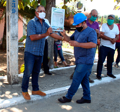 Andrés Durán Fundora (izquierda), entregó el reconocimiento de Cuadro Destacado a Julio César Finalet Domí­nguez, director del central sagí¼ero. (Foto Luis Machado Ordetx)