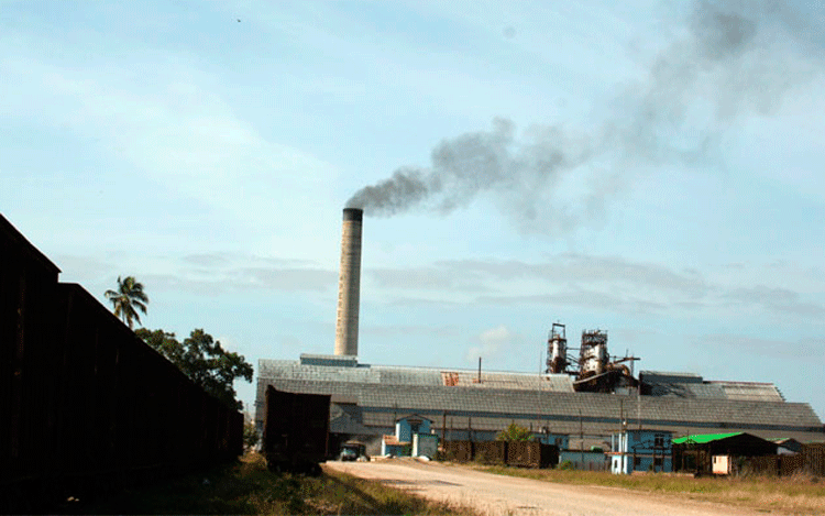 Al ingenio José Marí­a Pérez, de Camajuaní­, restan 3854,7 toneladas para cumplir el plan de producción. (Foto Luis Machado Ordetx)