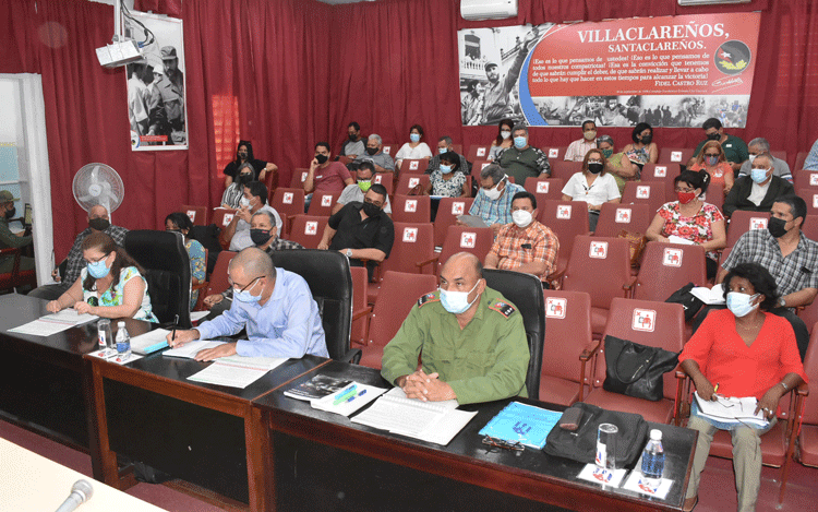 Directivos de diferentes organismos nacionales y de la provincia, así como el Gobernador de Villa Clara, formularon aclaraciones ante dudas relacionadas con la instrumentación de las 30 medidas que, de inmediato, entraron en vigor. (Foto: Carlos Rodríguez Torres).