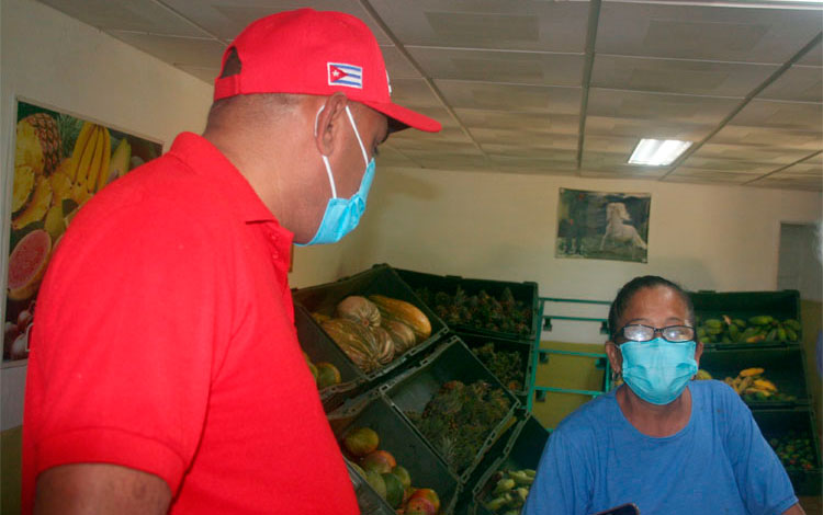 Alberto López Díaz, gobernador de Villa Clara, dialoga con una pobladora durante el recorrido por Encrucijada. Alberto López Díaz, gobernador de Villa Clara, dialoga con una pobladora durante el recorrido por Encrucijada.