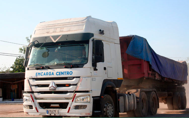 Camión transporta azúcar refino producida en el central Quintín Banderas, de Corralillo, Villa Clara.