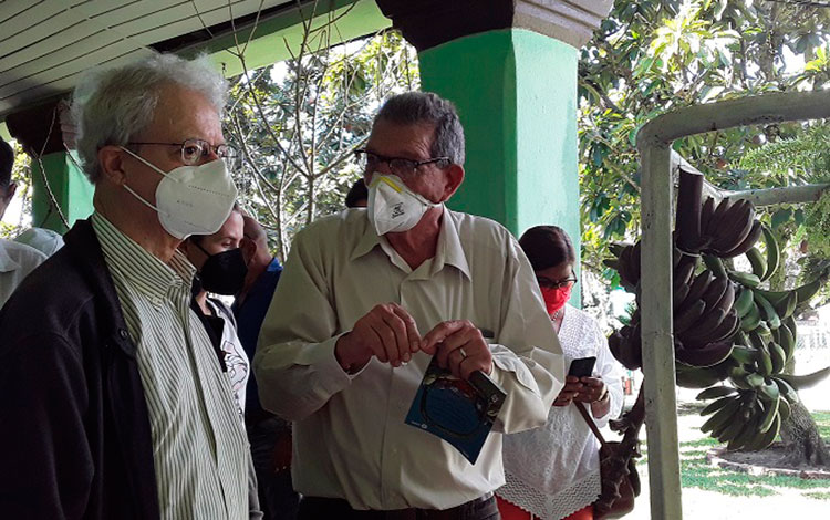 Frei Betto, asesor de la FAO, y Sergio Rodríguez Morales, director del Instituto Nacional de Investigaciones de Viandas Tropicales (Inivit), en Santo Domingo, Villa Clara, Cuba. 