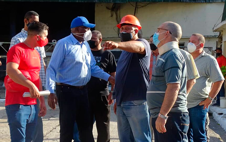 Salvador Valdés Mesa dialoga con especialistas del central azucarero Ifraín Alfonso, de Ranchuelo, Villa Clara.