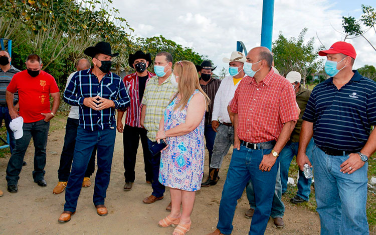 Máximas autoridades del Partido y el Gobierno en Villa Clara, junto a participantes en la capacitación a ganaderos.