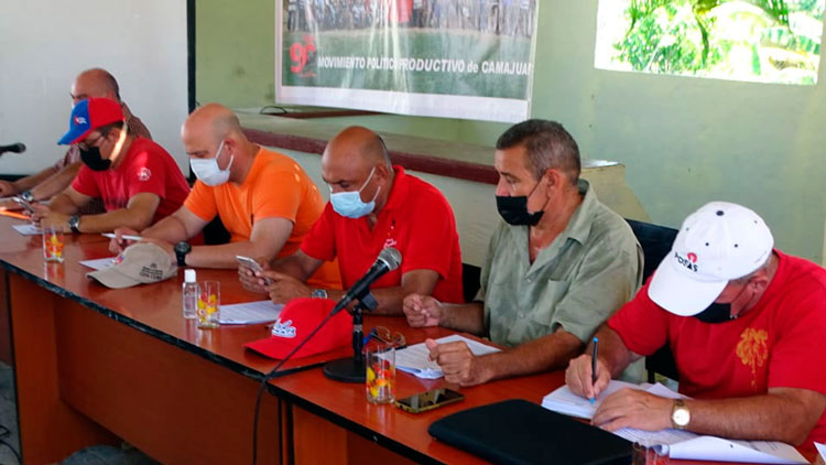 Primer secretario del PCC en la provincia y el gobernador de Villa Clara en reunión tras recorrido por fincas de Camajuaní­.