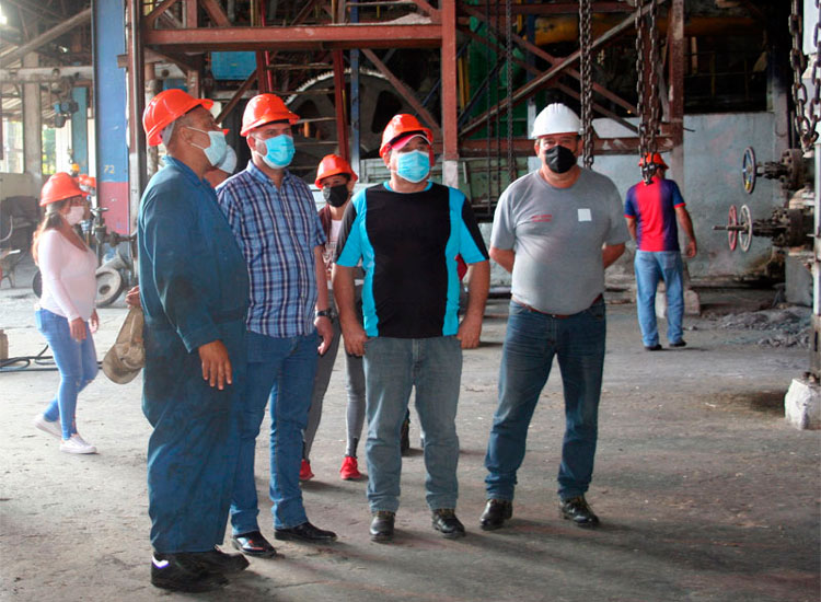 Primer secretario del Partido en Villa Clara, Osnay Miguel Colina, visita el central azucarero Ifraí­n Alfonso de Ranchuelo.