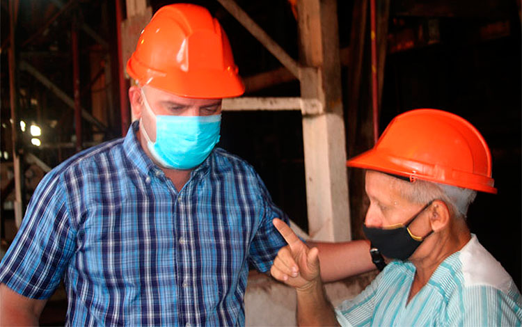 Osnay Miguel Colina conversa con Modesto Rojas, dirigente sindical azucarero.