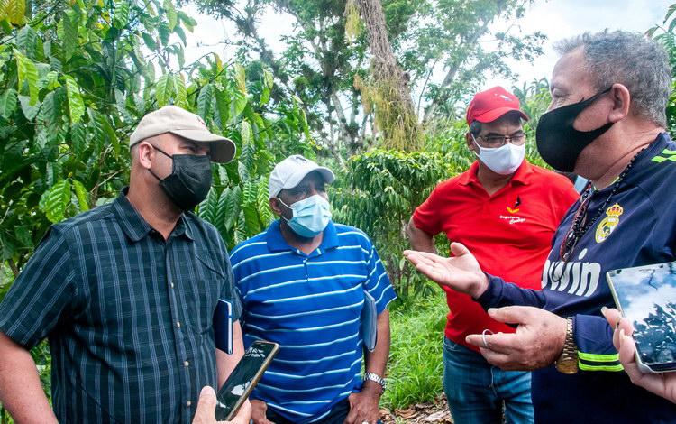 Osnay Miguel Colina Rodríguez, primer secretario del Partido en Villa Clara, recibe explicaciones de Ciro Sánchez Esmoris, director de la Estación Experimental de Café en Jibacoa.